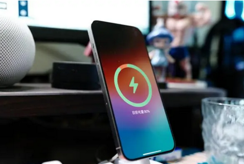 乌当苹果15换屏服务分享用什么充电器给iPhone15充电更好 